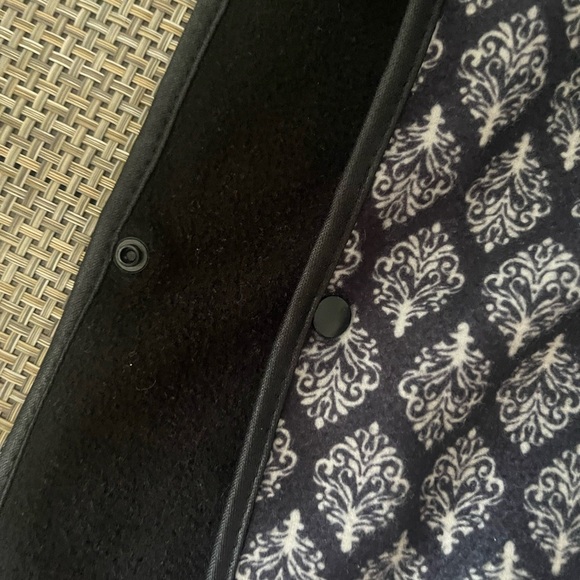 Elegant Black and Red Patterned Poncho - Picture 12 of 13